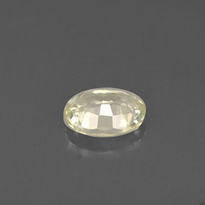 0.44カラットの天然淡い緑がかった黄色サファイア（5.1×4 mm・オーバルカット）