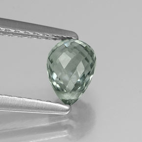 1.00カラットの天然グリーンサファイア（6.1×4.2 mm・ブリオレット）