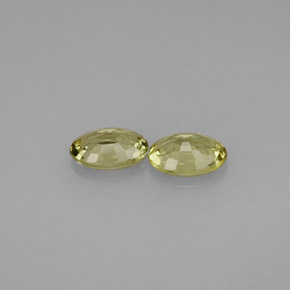 カラットの天然ゴールデングリーンサファイア（5.9×4 mm・オーバルカット）