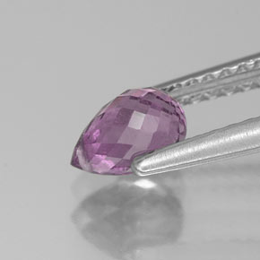 0.95カラットの天然ピンクがかった紫サファイア（6×4.4 mm・ブリオレット）