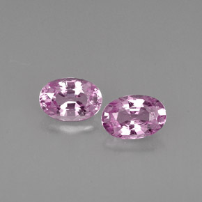 カラットの天然バイオレットピンクサファイア（6×4.1 mm・オーバルカット）
