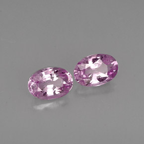 カラットの天然バイオレットピンクサファイア（6×4.1 mm・オーバルカット）