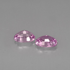 カラットの天然バイオレットピンクサファイア（6×4.1 mm・オーバルカット）
