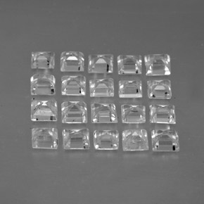 カラットの天然ホワイトサファイア（2.6×2.6 mm・四角）