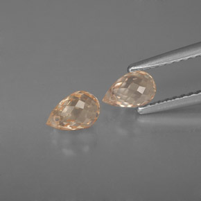カラットの天然ライトオレンジサファイア（5.7×3.8 mm・ブリオレット）