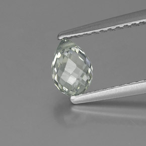 0.92カラットの天然グリーンサファイア（6.2×4.3 mm・ブリオレット）