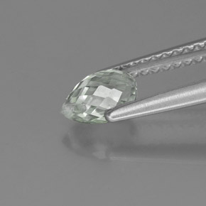 0.92カラットの天然グリーンサファイア（6.2×4.3 mm・ブリオレット）