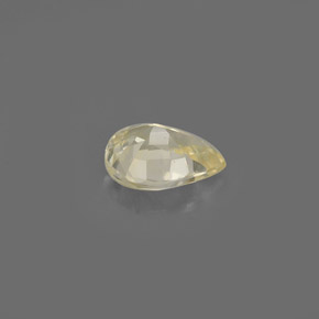 0.44カラットの天然ゴールデンイエローサファイア（5.5×4.3 mm・洋梨の形）