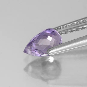 0.81カラットの天然バイオレットサファイア（5.8×4.1 mm・ブリオレット）