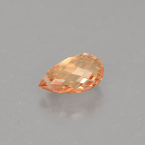 0.91カラットの天然イエローオレンジサファイア（6.8×4.1 mm・ブリオレット）