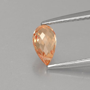 0.91カラットの天然イエローオレンジサファイア（6.8×4.1 mm・ブリオレット）