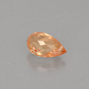 0.91カラットの天然イエローオレンジサファイア（6.8×4.1 mm・ブリオレット）
