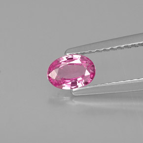 0.45カラットの天然ピンクサファイア（5.8×4.1 mm・オーバルカット）