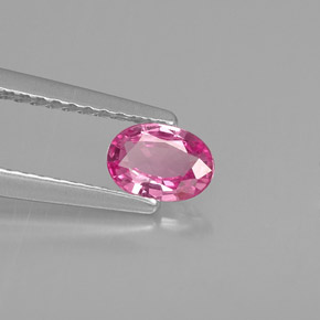 0.45カラットの天然ピンクサファイア（5.8×4.1 mm・オーバルカット）