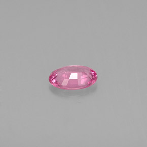 0.45カラットの天然ピンクサファイア（5.8×4.1 mm・オーバルカット）