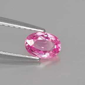 0.55カラットの天然ピンクサファイア（5.7×4 mm・オーバルカット）