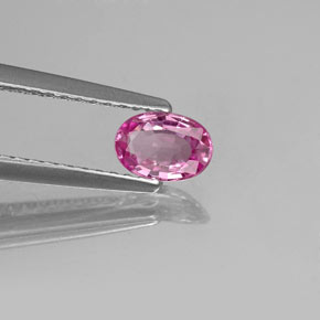 0.46カラットの天然ピンクサファイア（5.8×4.1 mm・オーバルカット）
