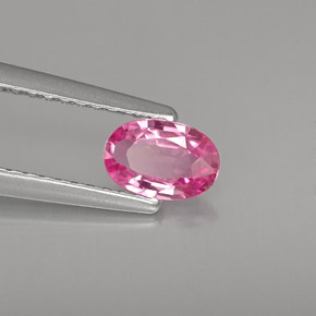 0.51カラットの天然ピンクサファイア（6.2×4.1 mm・オーバルカット）