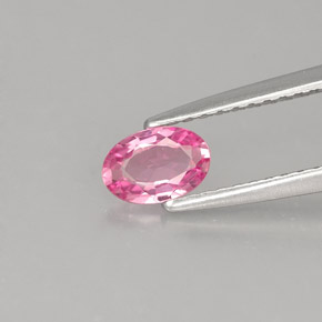0.42カラットの天然ピンクサファイア（5.9×4 mm・オーバルカット）