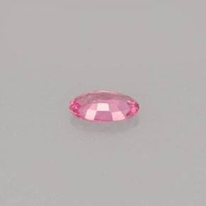 0.42カラットの天然ピンクサファイア（5.9×4 mm・オーバルカット）