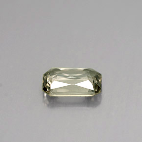1.12カラットの天然ライトグリーンサファイア（7.2×5.1 mm・エメラルドカット）