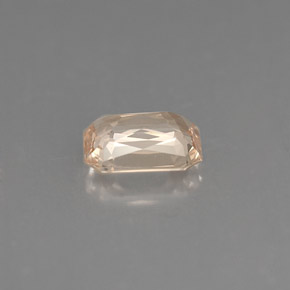 1.20カラットの天然ライトオレンジサファイア（7×5.1 mm・エメラルドカット）