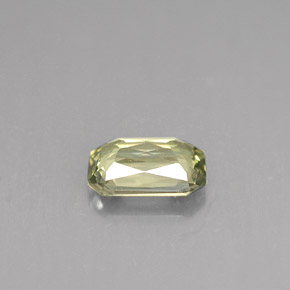 1.03カラットの天然ゴールデングリーンサファイア（7.1×5.1 mm・エメラルドカット）