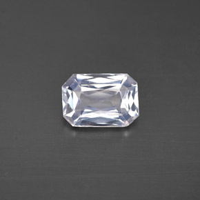 0.98カラットの天然ライトバイオレットホワイトサファイア（6.9×4.8 mm・エメラルドカット）