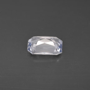 0.98カラットの天然ライトバイオレットホワイトサファイア（6.9×4.8 mm・エメラルドカット）
