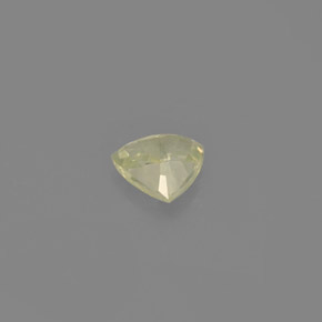 0.68カラットの天然黄色がかった緑サファイア（5.5×5.5 mm・トリリアント）
