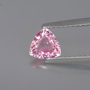 0.64カラットの天然ピンクサファイア（5.5×5.5 mm・トリリアント）