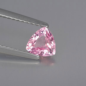 0.64カラットの天然ピンクサファイア（5.5×5.5 mm・トリリアント）