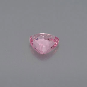 0.64カラットの天然ピンクサファイア（5.5×5.5 mm・トリリアント）