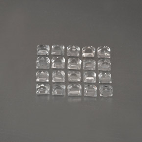 カラットの天然ホワイトサファイア（2.1×2.1 mm・四角）