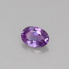 0.57カラットの天然ピンクがかった紫サファイア（5.9×4.2 mm・オーバルカット）