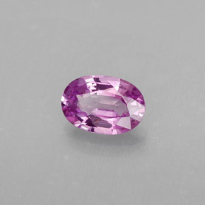 0.57カラットの天然ピンクがかった紫サファイア（6.1×4.2 mm・オーバルカット）