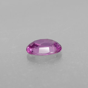0.57カラットの天然ピンクがかった紫サファイア（6.1×4.2 mm・オーバルカット）