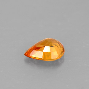 0.59カラットの天然マンダリンオレンジサファイア（6.2×4.7 mm・洋梨の形）