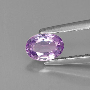 0.61カラットの天然ピンクがかった紫サファイア（6.1×4.3 mm・オーバルカット）