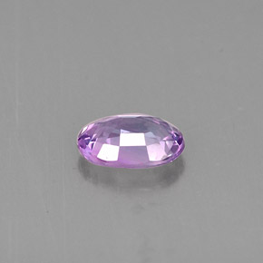 0.61カラットの天然ピンクがかった紫サファイア（6.1×4.3 mm・オーバルカット）