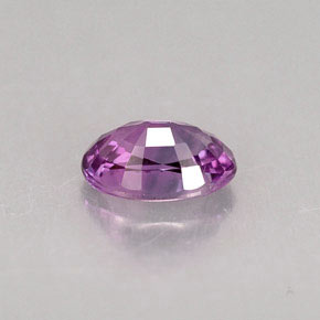 0.63カラットの天然ピンクがかった紫サファイア（6.1×4.1 mm・オーバルカット）