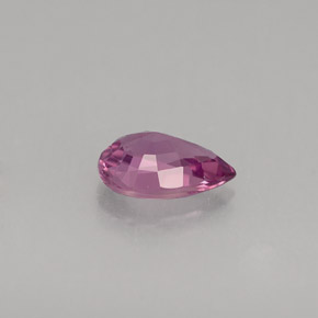 0.52カラットの天然ピンクがかった紫サファイア（6.1×4.1 mm・洋梨の形）