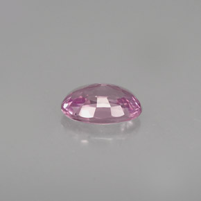 0.63カラットの天然ピンクがかった紫サファイア（6.1×4.2 mm・オーバルカット）