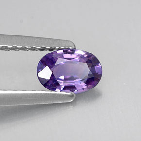 0.48カラットの天然ピンクがかった紫サファイア（5.8×4 mm・オーバルカット）