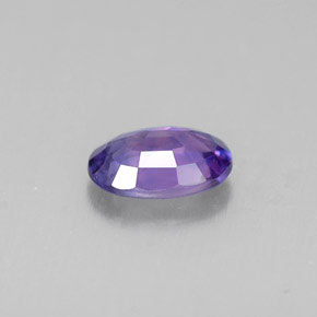 0.48カラットの天然ピンクがかった紫サファイア（5.8×4 mm・オーバルカット）