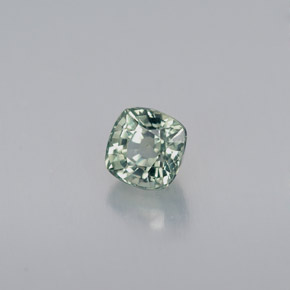 0.62カラットの天然グリーンサファイア（4.3×4.3 mm・クッションカット）