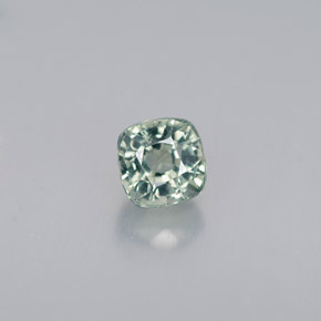 0.62カラットの天然グリーンサファイア（4.3×4.3 mm・クッションカット）