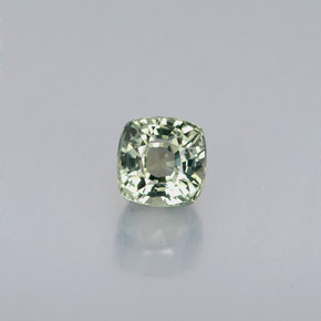0.64カラットの天然グリーンサファイア（4.4×4.3 mm・クッションカット）