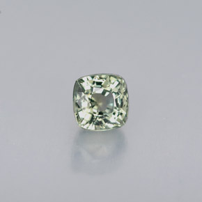 0.64カラットの天然グリーンサファイア（4.4×4.3 mm・クッションカット）