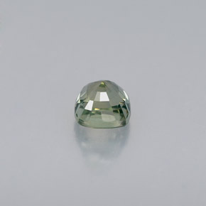 0.64カラットの天然グリーンサファイア（4.4×4.3 mm・クッションカット）
